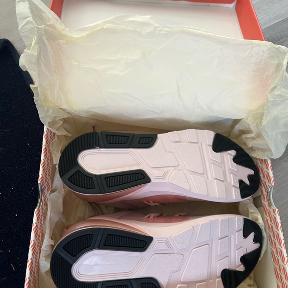 New in box new with tags Fabletics sneakers size 7 - Picture 4 of 4